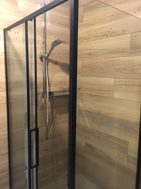 Domek Nad Stawem - prysznic z baterią termostatyczną Grohe.