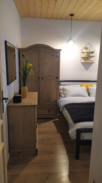 Wejście do sypialni z podwójnym łóżkiem - Domek Nad Stawem.