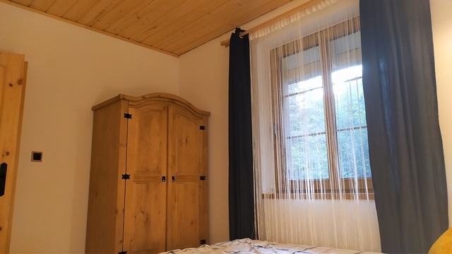 Bieszczady - Domek nad stawem - sypialnia nr 2 z pojedynczymi łóżkami i drewnianą szafą.