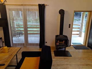 Bieszczady - Domek nad stawem - wejście do domku, drzwi tarasowe.