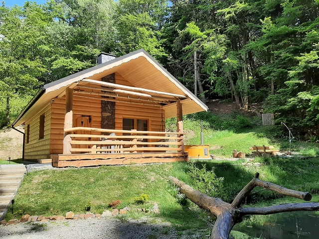 Domek w promieniach słońca.