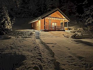 Bieszczady - Domek nad stawem - bajkowe zdjęcie domku nocą ze śniegiem.