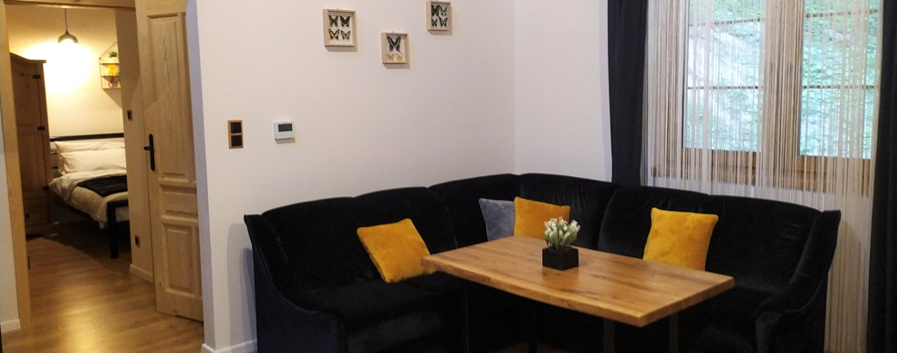 Domek Nad Stawem - salon i sypialnia, motyle, sofa.